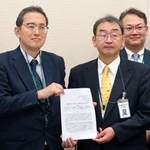 　厚労省幹部（手前右）に緊急提言を提出する全がん連の天野慎介理事長＝１４日午前、国会