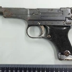 　九四式自動装填式拳銃（島根県警提供）