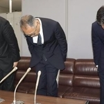 　６月、記者会見で謝罪する社会福祉法人北海道共同募金会の会長（中央）ら＝札幌市