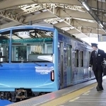 　２０２４年２月、ＪＲ鶴見駅に停車する水素ハイブリッド電車「ＨＹＢＡＲＩ」