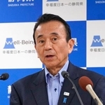 　記者会見する静岡県の鈴木康友知事＝１４日午後、静岡県庁