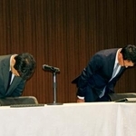 　記者会見で謝罪する日本郵便の砂孝治執行役員（右）ら＝１４日午後、東京都千代田区