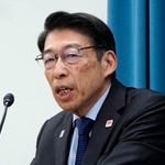 　記者会見する福岡県の服部誠太郎知事＝１４日午前、福岡県庁