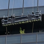 　高層ビル「ザ・ランドマーク名古屋栄」で動かなくなった清掃用のゴンドラ＝１４日午後４時５６分、名古屋市中区