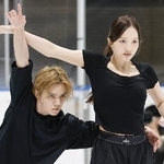 　練習を公開したアイスダンスの本田真凜（右）、宇野昌磨組＝東京辰巳アイスアリーナ