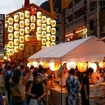 　祇園祭の「宵々々山」を迎え、山鉾を見物する人たちでにぎわう京都市中心部＝１４日夕