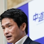 　記者会見する中道改革連合の小川代表＝１４日午後、国会