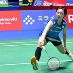 　女子シングルス１回戦でプレーする宮崎友花＝東京体育館