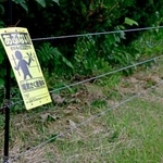 　山本光雄さん宅に設置された、クマの侵入を防ぐ電気柵＝７月、岩手県雫石町