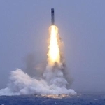 　６日、中国軍が行った、原子力潜水艦から太平洋に向けて模擬弾頭１発を搭載した戦略ミサイルを発射する実験（新華社＝共同）