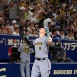 　８回、３ランを放ち、本塁に向かう阪神・佐藤＝バンテリンドーム