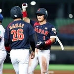 　台湾戦の六回、適時打を放ってガッツポーズする日本の渡部海＝１４日、台中（侍ジャパン提供・ゲッティ＝共同）