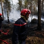 　パリ近郊フォンテーヌブロー付近の森で続く山火事の消火作業＝１４日（ロイター＝共同）