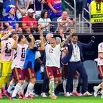 　フランスに勝利しガッツポーズするポロ（１２）らスペインの選手たち＝ダラス（共同）