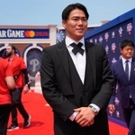 　大リーグのオールスターでレッドカーペットに登場したドジャースの山本由伸＝１４日、フィラデルフィア（ＡＰ＝共同）