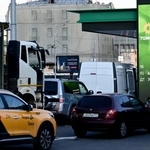 　モスクワのガソリンスタンドにできた行列＝６月（ゲッティ＝共同）