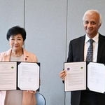 　米ニューヨーク大との合意書に署名した東京都の小池百合子知事（左）＝１４日、ニューヨーク（共同）　