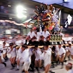 　福岡の夏を彩る伝統の祭り「博多祇園山笠」の「追い山笠」で、櫛田神社の境内を駆け抜ける「千代流」の舁き山笠＝１５日早朝、福岡市