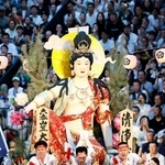 　博多祇園山笠の「追い山笠」で、櫛田神社の境内を駆け抜ける「大黒流」の舁き山笠＝１５日早朝、福岡市