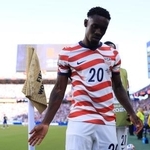 　サッカーＷ杯決勝トーナメント１回戦のボスニア・ヘルツェゴビナ戦で、退場処分を受けた米国のバログン＝１日、サンフランシスコ（ＦＩＦＡ提供・ゲッティ＝共同）