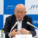 　記者会見する日本貿易会の岡藤正広会長＝１５日、東京都千代田区