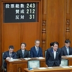 　参院本会議で改正下水道法などの関連法が可決、成立し一礼する金子国交相（手前）＝１５日午後