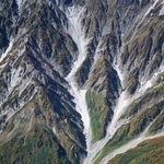 　氷河と確認された、長野県白馬村の白馬沢雪渓（中央の谷の上部）＝２０１８年１０月（奈良間研究室提供）