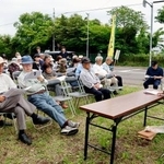 　中国人犠牲者５６４人の名前を読み上げる参加者＝１５日午前、北海道室蘭市
