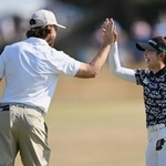 　エキシビションマッチで、フリートウッド（左）とハイタッチする山下美夢有＝１４日、ロイヤルバークデールＧＣ（ゲッティ＝共同）