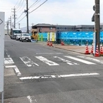 　登校中の小学１年の女児がはねられ、死亡する事故があった横断歩道＝１５日午後、愛知県小牧市