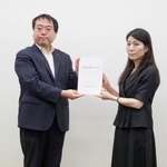 　厚労省の担当者（右）に要望書を手渡す長崎県の新田惇一福祉保健部長＝１５日午後、厚労省