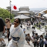 　　京都・清水寺周辺で観光を楽しむ訪日客ら＝５月