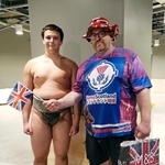 　父ジョージ・ジルキンさんと写真に納まる英国出身の栄誠＝ＩＧアリーナ