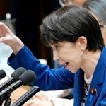 　党首討論で答弁する高市首相＝１５日午後、国会
