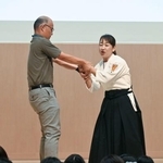 　痴漢や盗撮の被害防止を目的とした防犯イベントで、護身術を実演する女性警察官（右）＝１５日午後、東京都品川区の品川女子学院