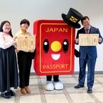　「たびレジ」の広報担当に就任したお笑い芸人のとにかく明るい安村さん（右）とお笑いコンビ「ガンバレルーヤ」＝１５日午後、外務省