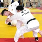 　強化合宿で練習する柔道男子９０キロ級の村尾三四郎（左）＝天理大
