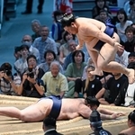 　大の里（上）が押し出しで豪ノ山に敗れる＝ＩＧアリーナ