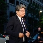　安倍元首相をしのぶ会合に向かう、自民党の萩生田幹事長代行＝１５日夜、東京都千代田区