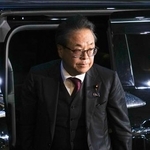 　安倍元首相をしのぶ会合に向かう、世耕弘成衆院議員＝１５日夜、東京都千代田区