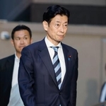 　安倍元首相をしのぶ会合に向かう、自民党の西村選対委員長＝１５日夜、東京都千代田区