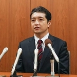 　記者団の取材に応じる愛知県大治町の鈴木康友町長＝１５日午後、大治町役場