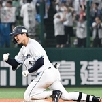 　７回西武２死二、三塁、決勝の２点打を放ちガッツポーズする石井＝ベルーナドーム