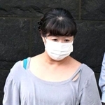 　千葉県警柏署を出る古川美由紀容疑者＝１５日午後６時３０分ごろ