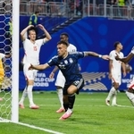 　イングランド-アルゼンチン　試合終了間際、決勝ゴールを決め駆け出すアルゼンチンのＬａ・マルティネス（中央）＝アトランタ（共同）
