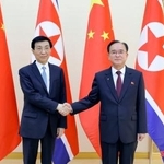 　北朝鮮の趙甬元・朝鮮労働党書記（右）と握手する中国共産党序列４位の王滬寧・人民政治協商会議主席＝１５日、平壌（朝鮮中央通信＝共同）