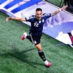 　イングランド-アルゼンチン　試合終了間際、決勝ゴールを決め駆け出すアルゼンチンのＬａ・マルティネス＝アトランタ（共同）