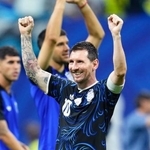 　イングランドに勝利し、ガッツポーズで喜ぶアルゼンチンのメッシ＝アトランタ（共同）