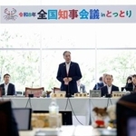 　全国知事会議であいさつする会長の阿部守一長野県知事＝１６日午前、鳥取市