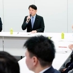 　社会保障国民会議の実務者会議であいさつする自民党の小野寺税調会長（左から２人目）＝１６日午前、国会
